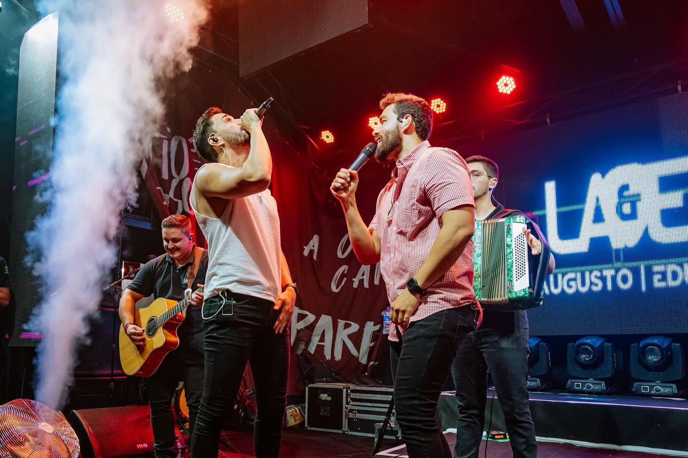 Léo Augusto e Eduardo em apresentação com estrutura de palco