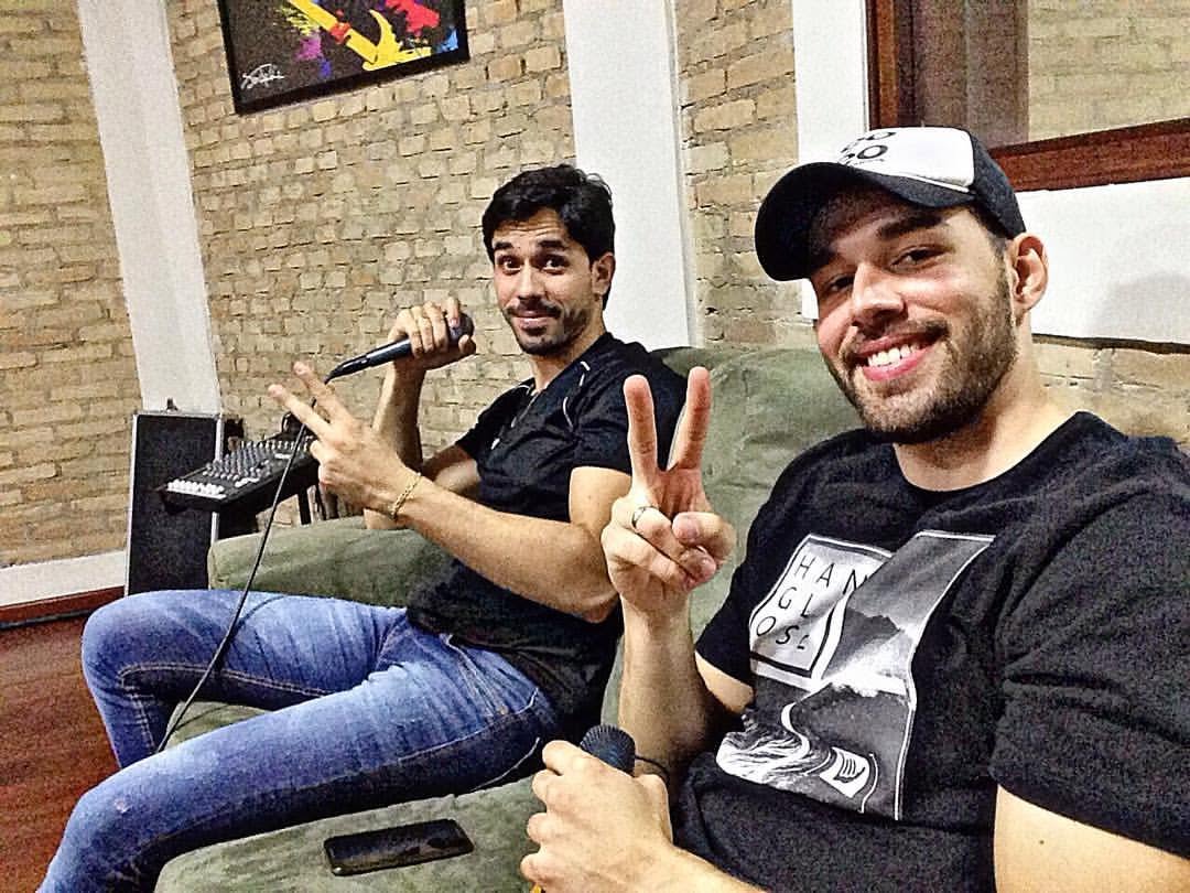 Léo Augusto e Eduardo em registro descontraído de ensaio